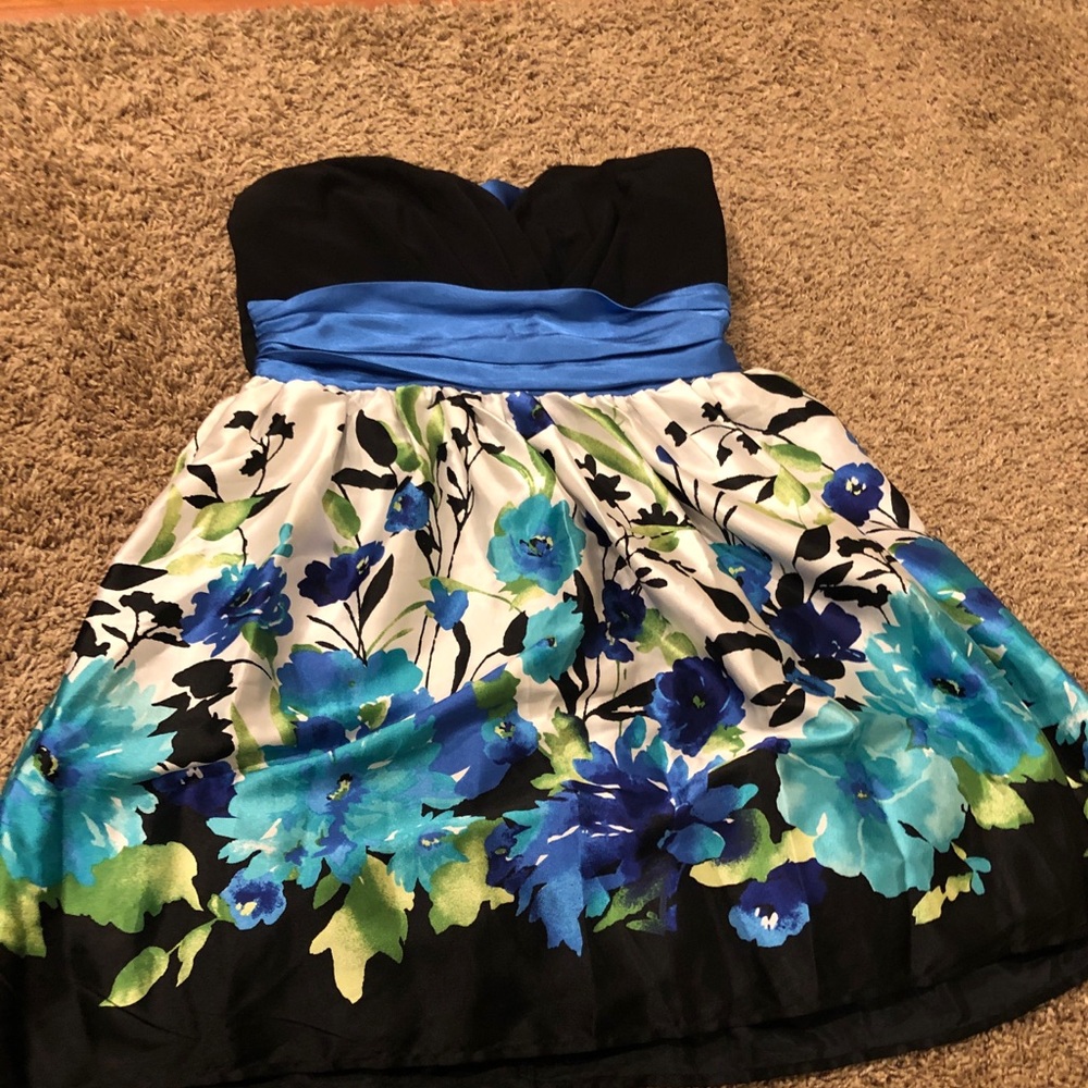 Beautiful dress only worn twice!